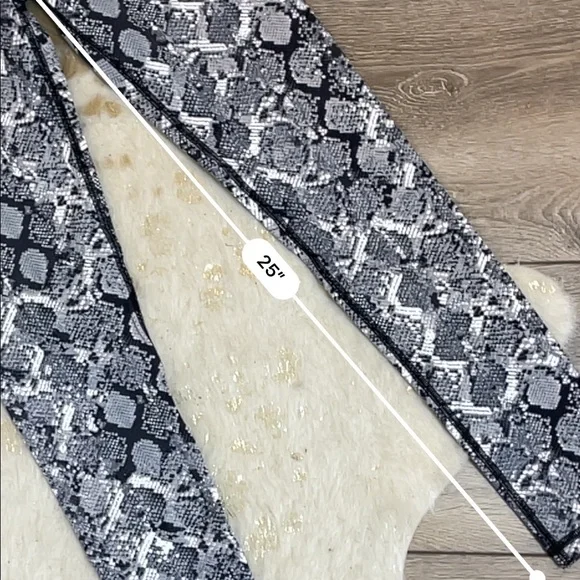 Victoria’s Secret sport knockout snake print leggings - Picture 5 of 5